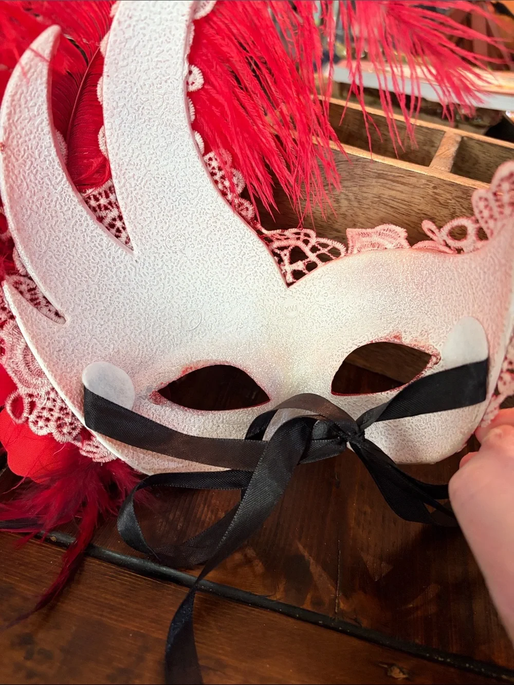 🔴 Red Feathered Lace Masquerade Mask Elegant Party Accessory